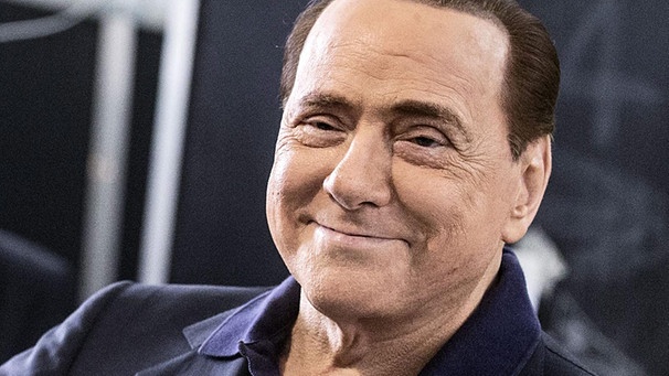 Silvio Berlusconi im Juni 2016 in einem Wahllokas bei der Kommunalwahl - er grinst in die Kamera | Bild: picture-alliance/dpa