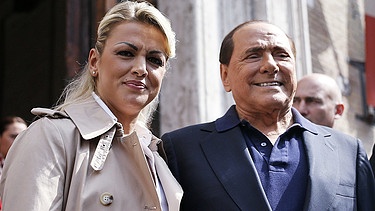 Silvio Berlusconi mit seiner Verlobten Francesca Pascale | Bild: picture-alliance/dpa