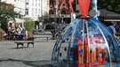 Henry Held spielt das Piano am Wiener Platz  | Bild: BR/Heinrich Rudolf Bruns