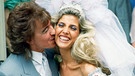  Rock star Bill Wyman (52) of The Rolling Stones pop group, kisses his new bride, the former Mandy Smith (19) outside St. John's church, London, England on June 5, 1989. The couple were married in secret on June 2 at a civil service and the second ceremony was to bless the marriage in church.  | Bild: picture-alliance/dpa/AP Photo/David Caulkin
