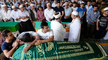 People and relatives attend the funeral of victim who were killed in bomb attack during the funeral ceremony in Gaziantep, in the southeast of Turkey, 21 August 2016. At least 50 people were killed in a suicide attack late 20 August during a henna night (a ceremony at the day before wedding) at a street in the Sahinbey district of Gaziantep city, local media reported.  | Bild: dpa-Bildfunk/EPA/Sedat Suna