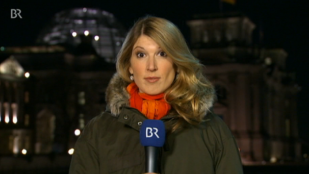 BR-Reporterin Nadine Bader in Berlin | Bild: Bayerischer Rundfunk