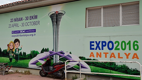 Symbolbild: Werbung an einer Hauswand in der Türkei für die Expo 2016 in Antalya | Bild: picture-alliance/dpa