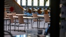 Leere Stühle in einer Bibliothek in der Universität Regensburg | Bild: picture alliance/Armin Weigel/dpa