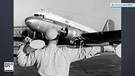 Vorfeldlotse gibt dem Piloten eines gelandeten Flugzeugs Anweisungen | Bild: BR-Archiv