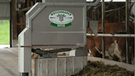 Eine Maschine verteilt in einem Kuhstall Futter für Kühe.  | Bild: BR
