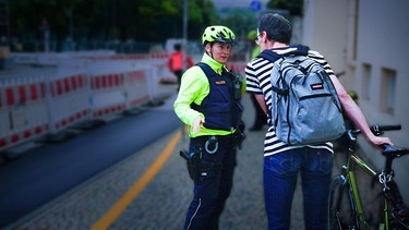 Fahrradstreife der Bayerischen Polizei bei einer Kontrolle in München am 23.07.2023 | Bild: BR / Kontrovers 2023