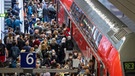 Großer Andrang auf einen Regionalzug an einem Bahnsteig | Bild: dpa-Bildfunk/Monika Skolimowska