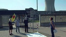 Nur noch wenige Atomkraftgegner halten bis heute Mahnwache vor dem Atomkraftwerk in Grundremmingen. | Bild: BR