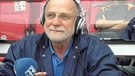 Sportreporter Günther Koch bei der Arbeit mit Kopfhörer und Mikrofon | Bild: BR/Frank Jülich