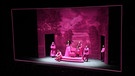 Schauspieler des Stücks Edward II. von Christopher Marlowe stehen bei der Eröffnung des neuen Münchner Volkstheaters auf der Bühne | Bild: Felix Hörhager/dpa
