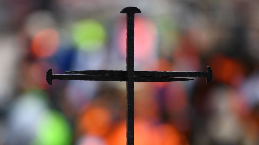 Das sogenannte "Nagelkreuz von Coventry" ist ein Zeichen für Versöhnung. Auch Würzburger Inhaftierte fertigen inzwischen solche Kreuze an. | Bild: picture alliance / Ralf Hirschberger/dpa-Zentralbild/dpa | Ralf Hirschberger