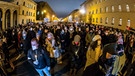 Demos gegen Corona-Maßnahmen, wie hier in München, werden von ihren Veranstaltern und Teilnehmern als „Spaziergänge“ deklariert. | Bild: picture alliance / ZUMAPRESS.com | Sachelle Babbar