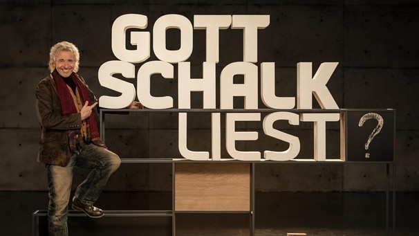Thomas Gottschalk vor dem Logo seiner neuen Sendung "Gottschalk liest?" | Bild: BR/Oliver Maier