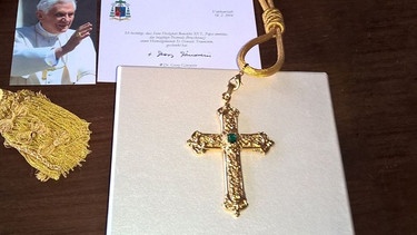 Ein Handout des LKA zeigt das gestohlene Brustkreuz des verstorbenen Papstes Benedikt XVI. | Bild: dpa-Bildfunk/Polizei