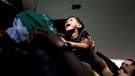 Der Bruder eines getöteten Palästinensers bei dessen Beerdigung | Bild:  REUTERS/Mohammed Salem