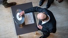 Bundeskanzler Olaf Scholz (SPD) wirft seine Stimmkarte bei der namentlichen Abstimmung über die Reform des Bundeswahlgesetzes ein. | Bild: picture alliance/dpa | Michael Kappeler