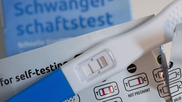 Ein Schwangerschaftstest zeigt mit zwei Streifen eine Schwangerschaft an. | Bild: dpa-Bildfunk/Hendrik Schmidt