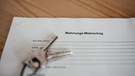 Ein Mietvertrag liegt mit zwei Schlüsseln auf dem Tisch. | Bild: BR/Julia Müller