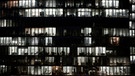 In einem Bürohochhaus sind am Abend zahlreiche Büros beleuchtet, in denen noch gearbeitet wird.  | Bild: dpa-Bildfunk/Martin Gerten