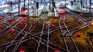 Aufnahme des Schienennetzes am Hauptbahnhof München bei Nacht. | Bild: dpa-Bildfunk/Matthias Balk