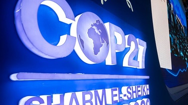 Bei der Abschlusszeremonie vom UN-Klimagipfel COP27 leuchtet das Logo des Klimagipfels. | Bild: dpa-Bildfunk/Christophe Gateau