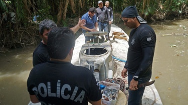 A handout picture provided by Civil Police of Para shows members of the police confiscating a submarine in Vigia de Nazare, Para, Brazil, that allegedly transported drugs out of Brazil.  | Bild: picture-alliance/dpa