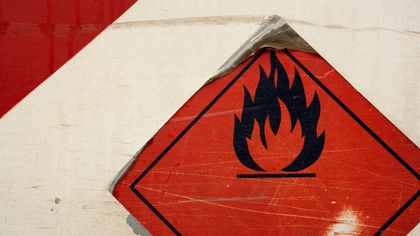 Aufkleber des Gefahrensymbols "Brennbar" auf einem LKW | Bild: colourbox.com