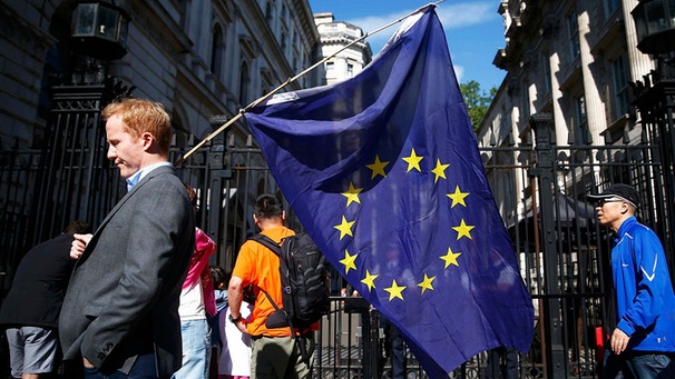 Mann mit Europaflagge nach dem Brexitvotum | Bild: Reuters (RNSP)