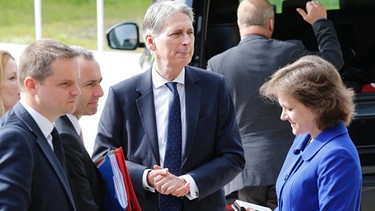 British Foreign Secretary Philip Hammond (3-L) arrives for a Foreign Affairs Council in Luxembourg,  | Bild: dpa-Bildfunk/Julien Warnand