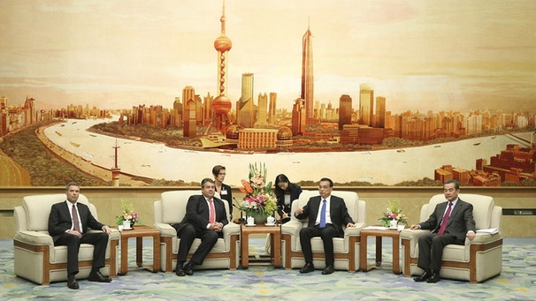 German Minister for Economic Affairs and Energy Sigmar Gabriel, second from left, and Chinese Premier Li Keqiang, second from right, hold a meeting at the Great Hall of the People in Beijing  | Bild: picture-alliance/dpa/AP Images