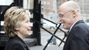 Hillary Clinton im Gespräch mit Henry Paulson, früherer CEO von Goldman Sachs  | Bild: picture-alliance/dpa