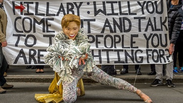 Aktivisten kritisieren bei einer Straßenperformance in New York den Einfluss von "Big Money" auf die Politik von Hillary Clinton | Bild: picture-alliance/dpa