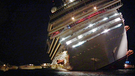 Die Costa Concordia liegt in der Nacht mit Schlagseite vor der Insel Giglio im Wasser | Bild: picture-alliance/dpa