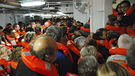 Passagier der Costa Concordia während der Evakuierung | Bild: picture-alliance/dpa