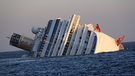 Die Costa Concordia liegt halb versunken und zur Seite geneigt vor der Insel Giglio | Bild: picture-alliance/dpa