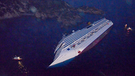 Die Costa Concordia aus der Luft nach dem sie auf Grund gelaufen ist | Bild: picture-alliance/dpa