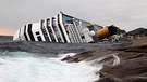 Das wrack der Costa Concordia von der Küste aus aufgenommen | Bild: picture-alliance/dpa