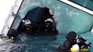 Taucher suchen nach Überlebenden im wrack der Costa Concordia | Bild: picture-alliance/dpa