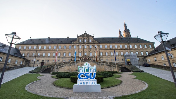 Blick auf Kloster Banz in Bad Staffelstein mit CSU-Logo in der Auffahrt | Bild: picture-alliance/dpa/Daniel Karmann