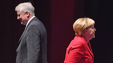 Horst Seehofer und Angela Merkel auf einer Bühne Rücken an Rücken | Bild: picture-alliance/dpa
