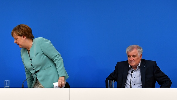 Bundeskanzlerin Angela Merkel (CDU) verlässt am 25.06.2016 nach einer Pressekonferenz zu den Ergebnissen der Klausur von CDU und CSU in Potsdam (Brandenburg) ihren Platz neben dem bayerischen Ministerpräsidenten Horst Seehofer  | Bild: picture-alliance/dpa