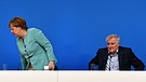 Bundeskanzlerin Angela Merkel (CDU) verlässt am 25.06.2016 nach einer Pressekonferenz zu den Ergebnissen der Klausur von CDU und CSU in Potsdam (Brandenburg) ihren Platz neben dem bayerischen Ministerpräsidenten Horst Seehofer  | Bild: picture-alliance/dpa