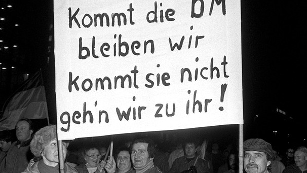 Demonstration in Leipzig im Februar 1990: Kommt die D-Mark ... | Bild: picture-alliance/dpa