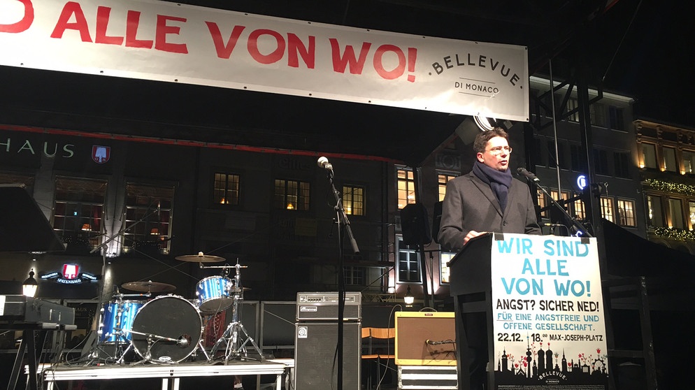 Florian von Brunn, Landtagsabgeordneter (SPD)spricht bei einer Kundgebung gegen Rechts vor der Münchner Staatsoper | Bild: BR/Christine Gaupp