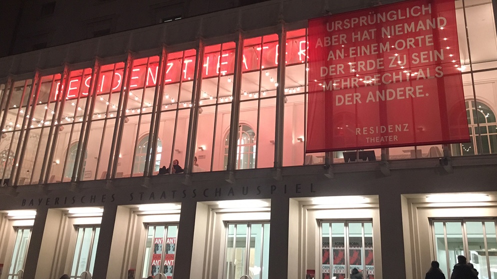 Ein Transparent hängt über dem Eingang des Residenztheaters in Münchner  | Bild: BR/Christine Gaupp