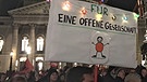 Demonstration gegen Rechts vor der Münchner Staatsoper | Bild: BR/Christine Gaupp