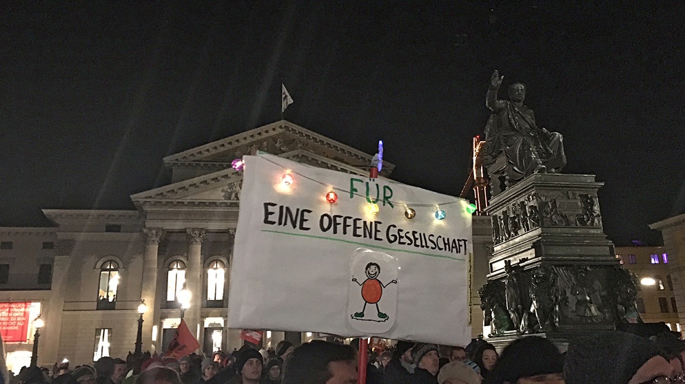 Demonstration gegen Rechts vor der Münchner Staatsoper | Bild: BR/Christine Gaupp