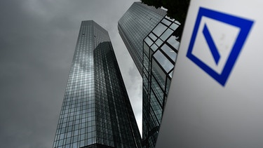 Dunkle Wolken über Zentrale der Deutschen Bank  | Bild: picture-alliance/dpa