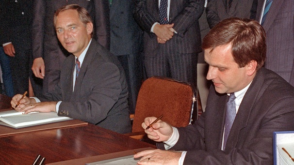 Schäuble und Krause bei der Unterzeichnung des Einigungsvertrags am 31.8.1990 | Bild: picture-alliance/dpa